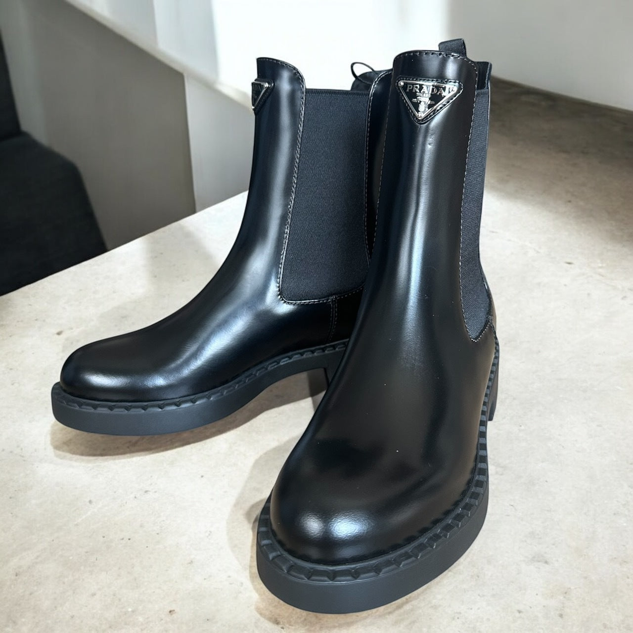 ＜PRADA ＞ プラダ レザーアンクルブーツ