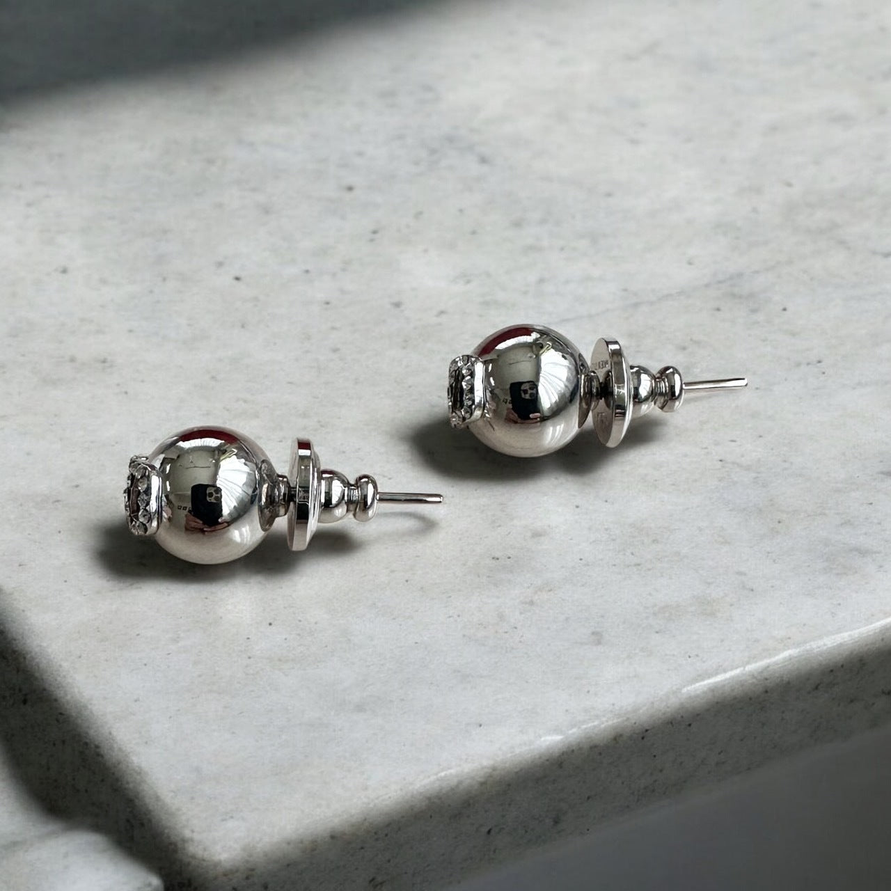 ＜VALENTINO＞Vロゴ メタル x スワロフスキークリスタル ピアス