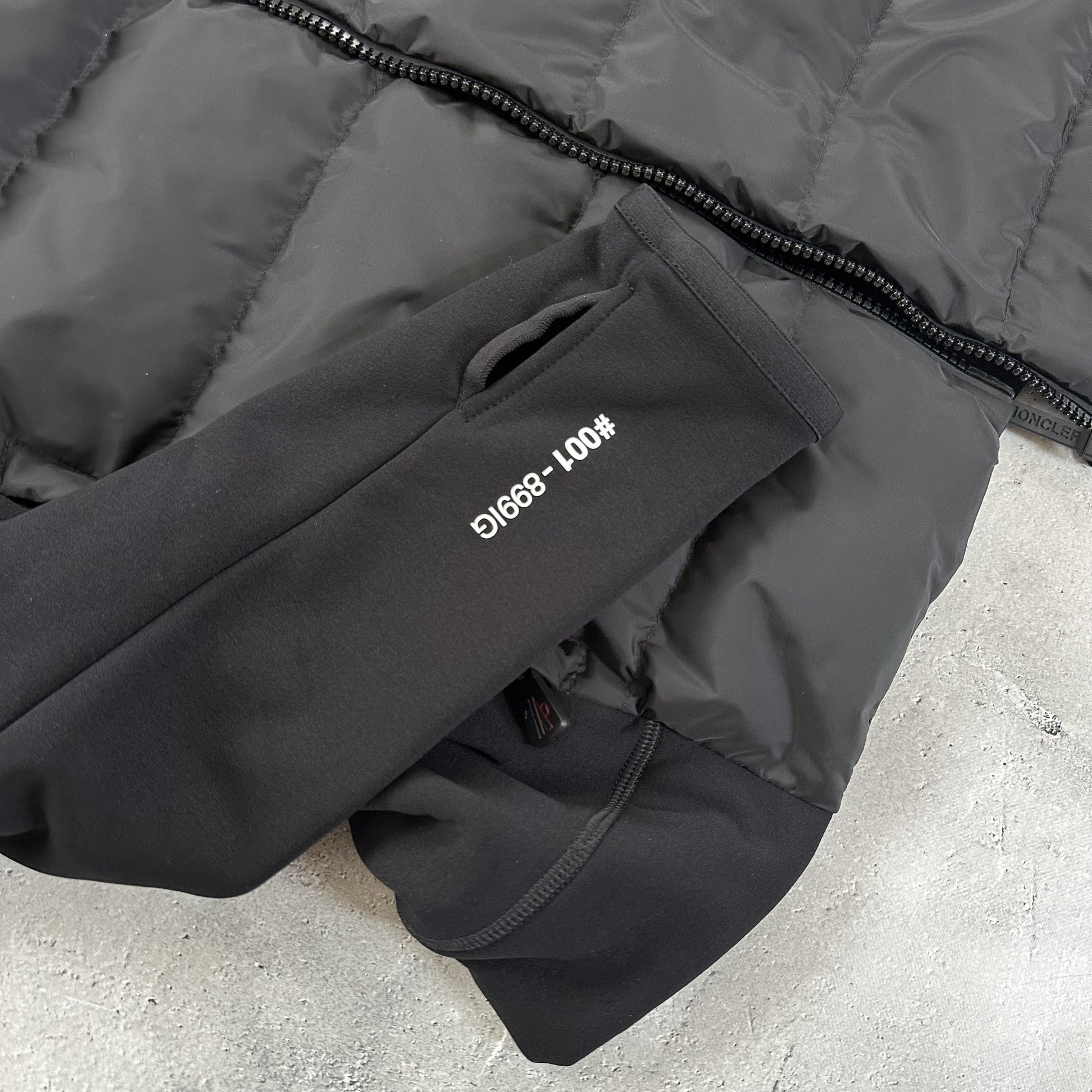 ＜MONCLER GRENOBLE ＞パディング入りジップアップパーカー