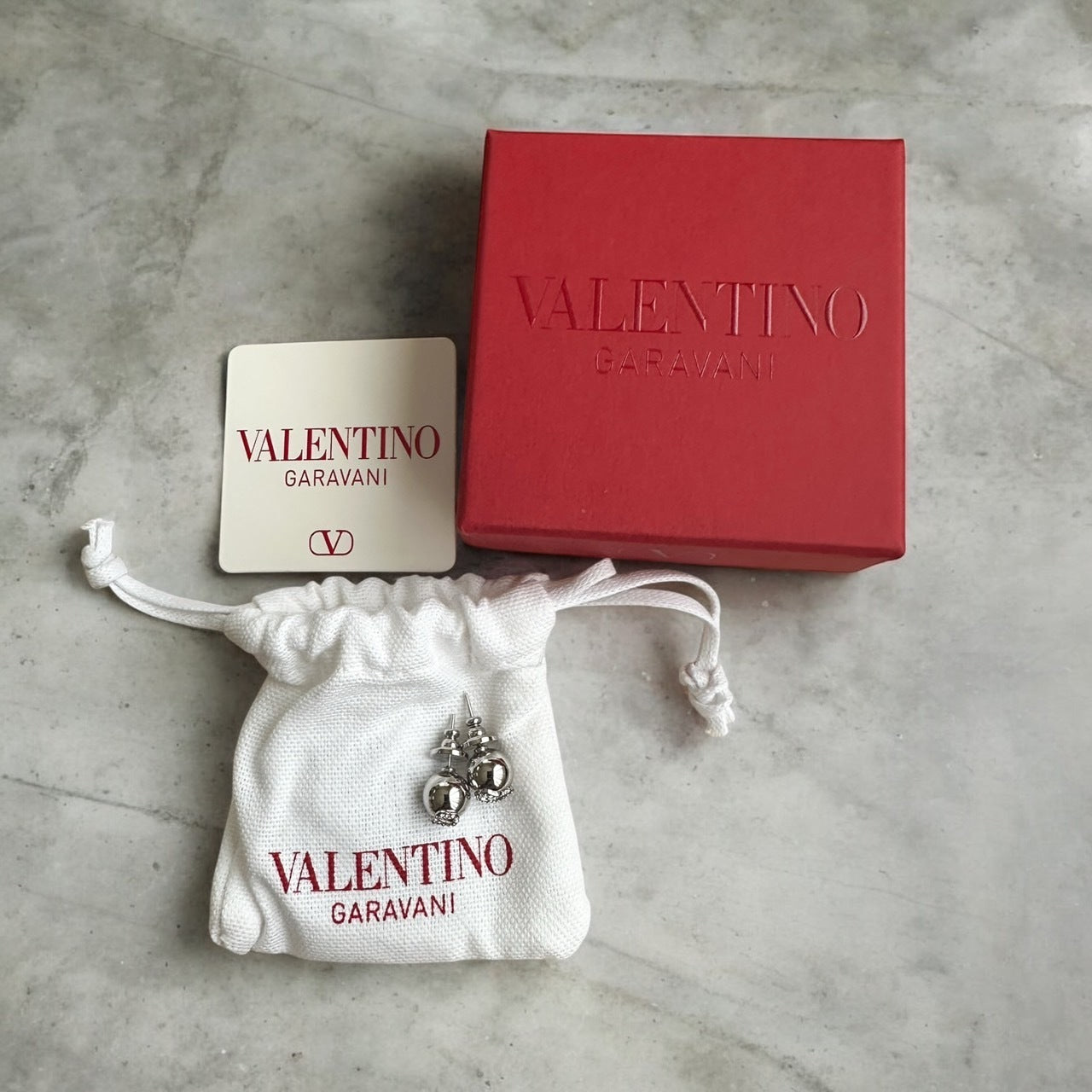 ＜VALENTINO＞Vロゴ メタル x スワロフスキークリスタル ピアス