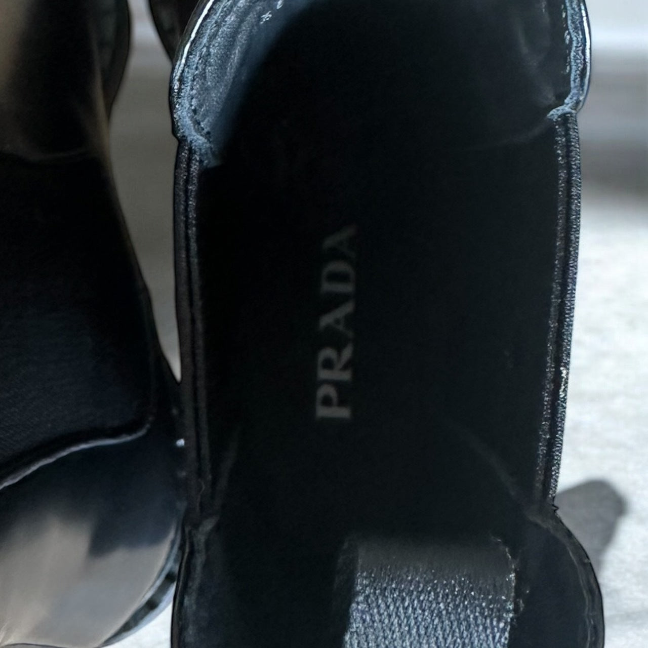 ＜PRADA ＞ プラダ レザーアンクルブーツ