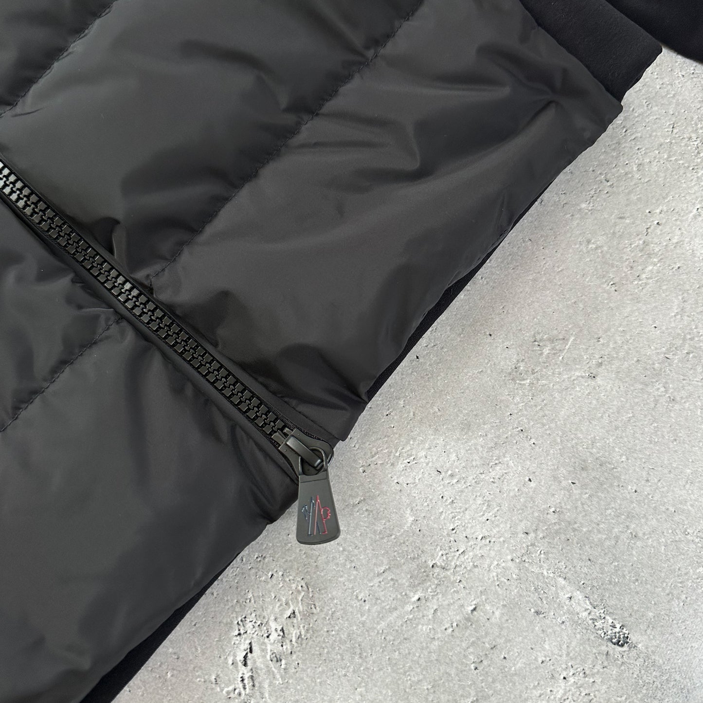 ＜MONCLER GRENOBLE ＞パディング入りジップアップパーカー
