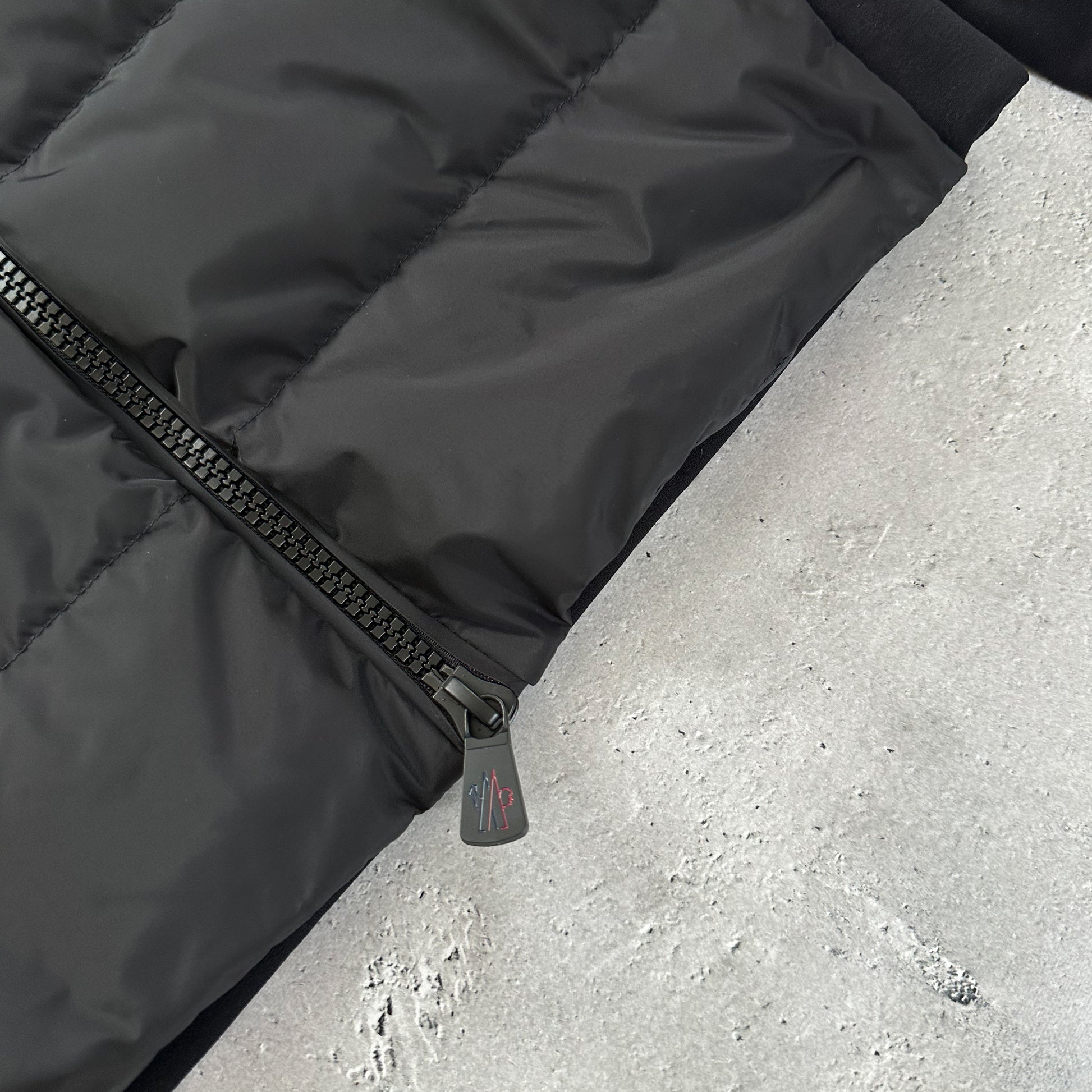 ＜MONCLER GRENOBLE ＞パディング入りジップアップパーカー