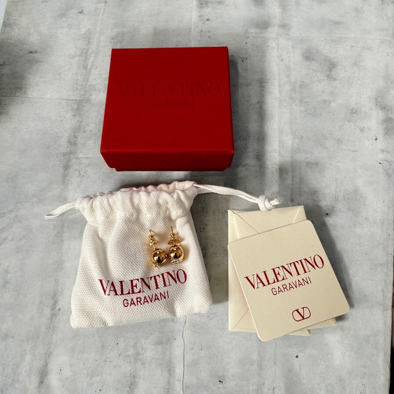＜VALENTINO＞Vロゴ メタル x スワロフスキークリスタル ピアス