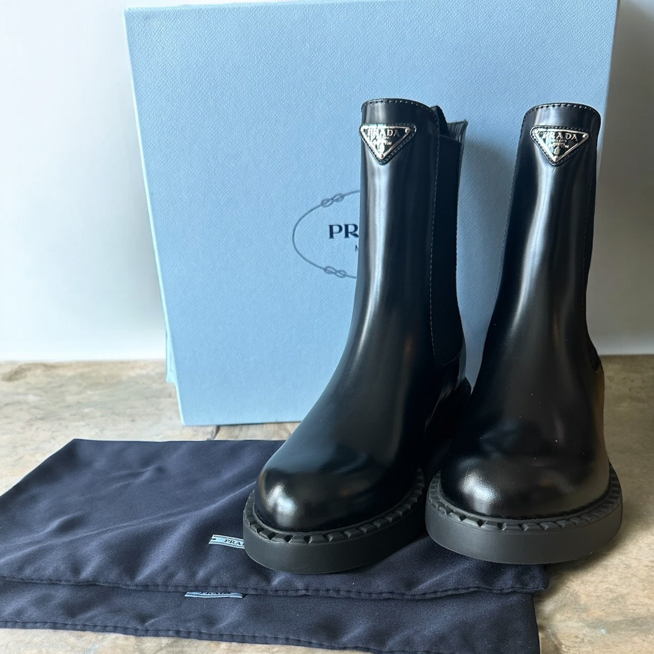 ＜PRADA ＞ プラダ レザーアンクルブーツ
