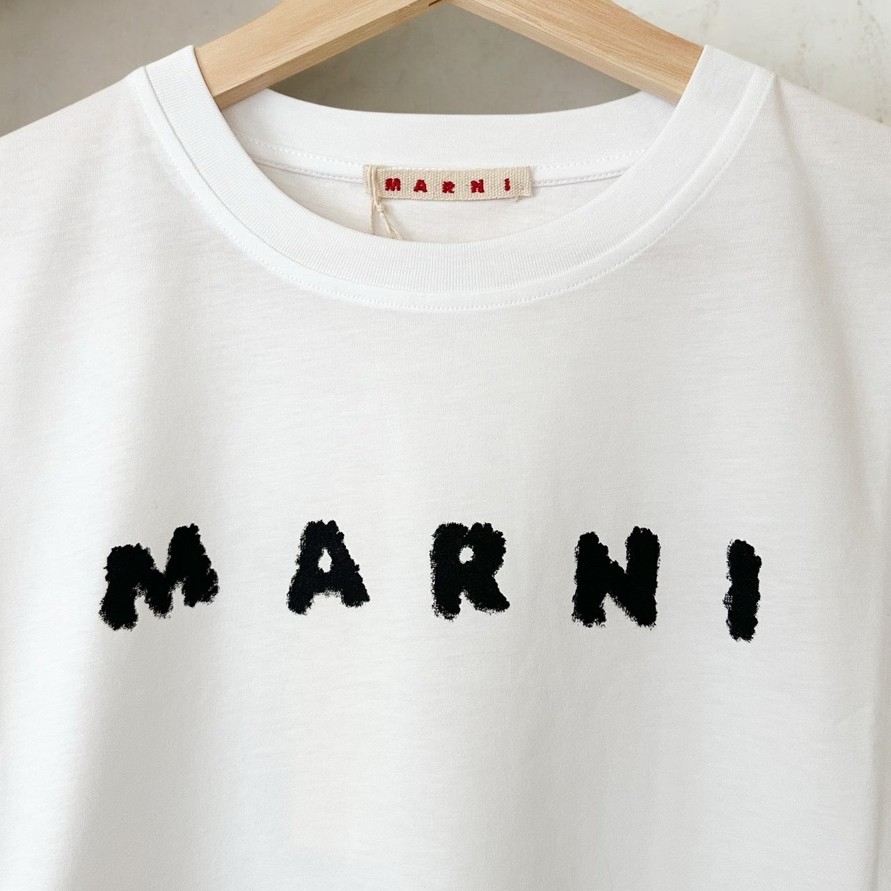 ＜MARNI＞マルニ・スクリブル・ロゴ入Tシャツ