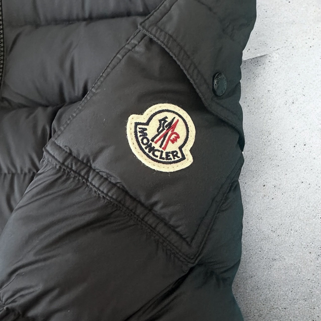 ＜Moncler ＞Igesseダウンジャケット
